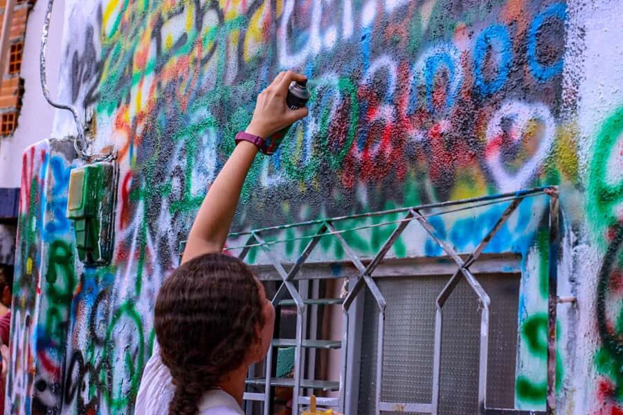 Medellín Comuna 13 local guides snacks and your own graffiti - Dance shows, voluntary contributions, and art galleries that feel real