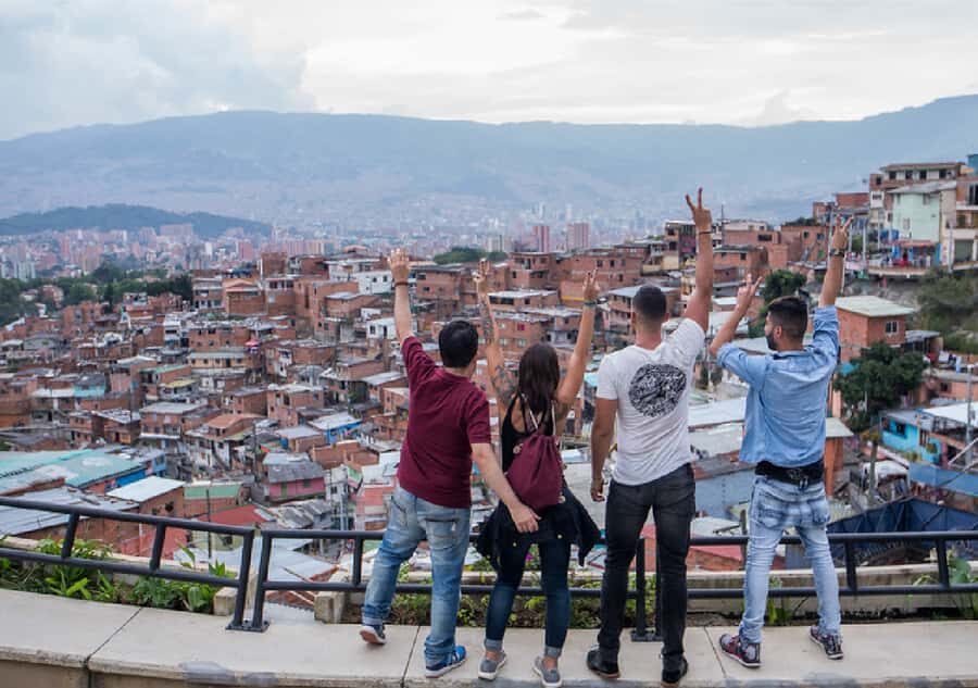 Medellín: Comuna 13, Pueblito Paisa, & Antioquia Museum Tour - Parque stops on the panoramic route: where the city spends time