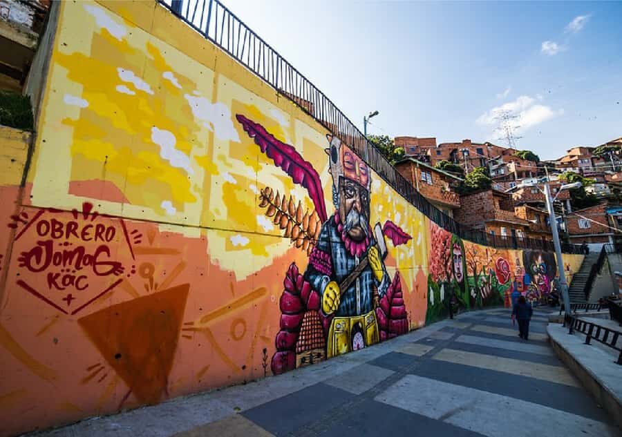 Medellín: Comuna 13, Pueblito Paisa, & Antioquia Museum Tour - Practical tips to make the day easier