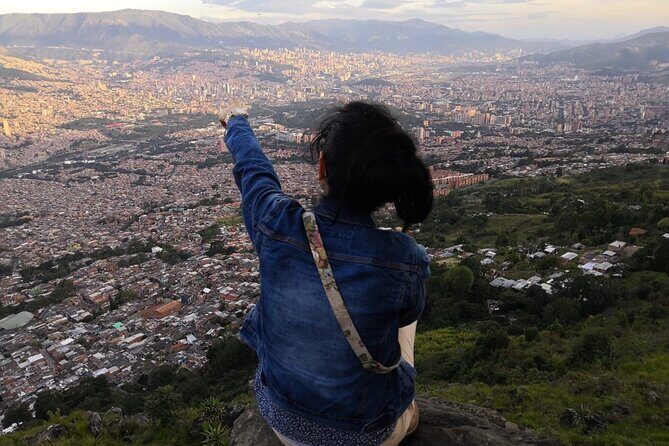 Medellin from Above and Inside, Picacho Viewpoint - Getting going: meet-up at El Poblado and the private motorcycle ride
