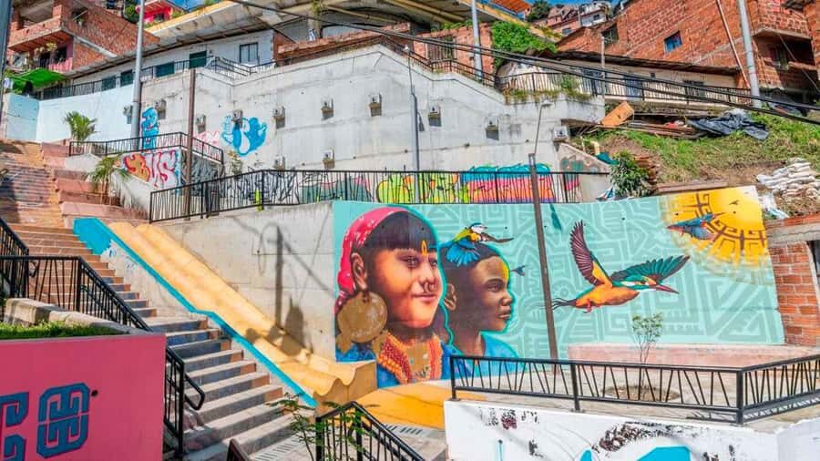 Medellin: Graffiti Tour Comuna 13 - Comuna 13 Graffiti in 3 Hours: A Short Trip With a Big Point