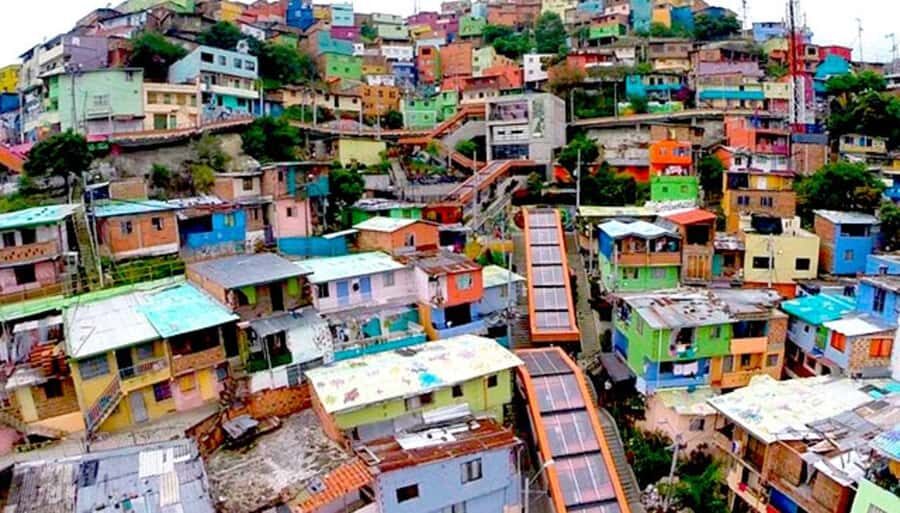 Medellin: Graffiti Tour Comuna 13 - Meeting the Murals: How the Art Becomes a Story