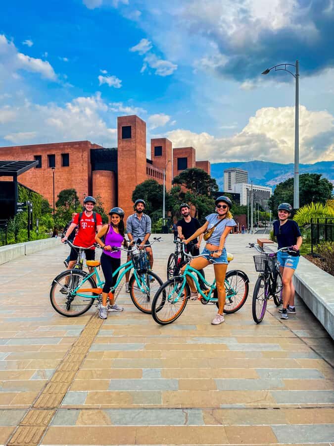 Medellín: Guided City Bike Tour - Guide quality: why this tour earns near-perfect ratings