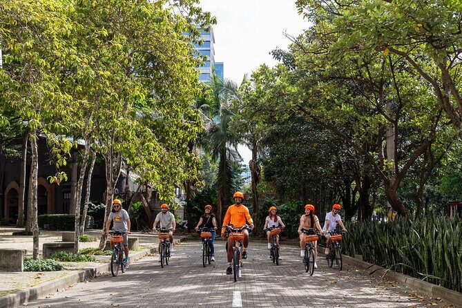 Medellín: Local neighborhoods and included food on e-bike - Stop 1: Unidad Deportiva de Belén (community sports energy)