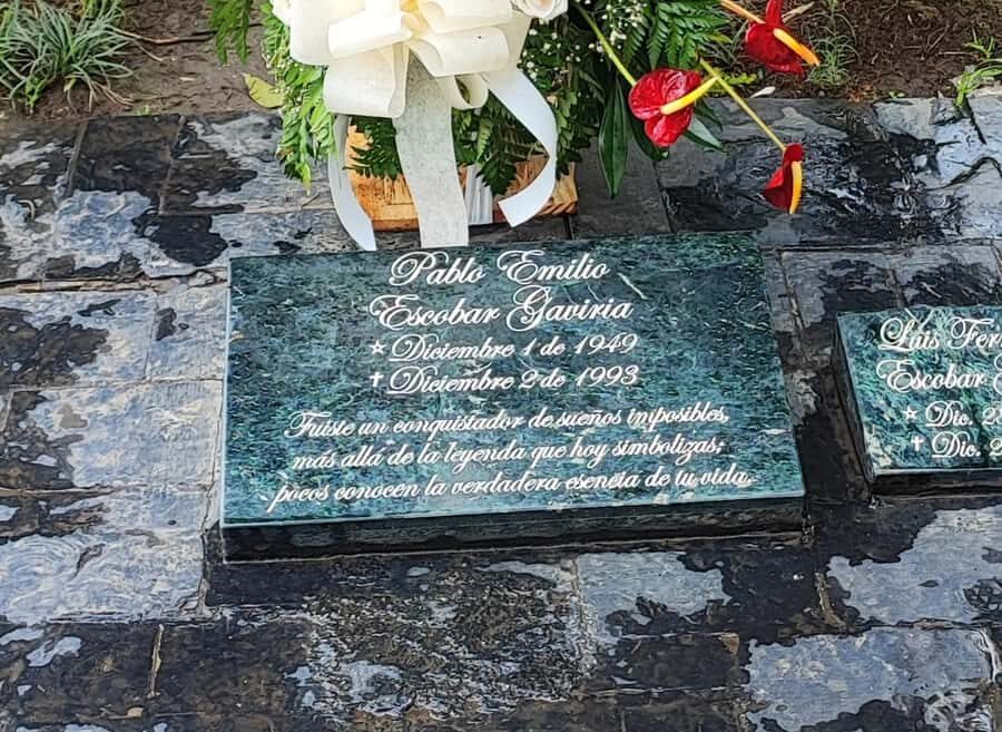 Medellín: Pablo Escobar Historical Tour Complete Experience - The monument stop and the roof where it all ended