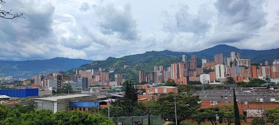 Medellín: Pablo Escobar Historical Tour Complete Experience - Meet the guide: Daniel and Paola bring the story into focus