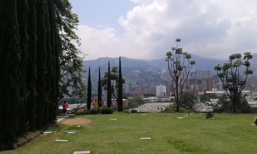 Medellín: Pablo Escobar Jail Private Tour - Your guide matters: Carlos and Sara’s clarity and professionalism
