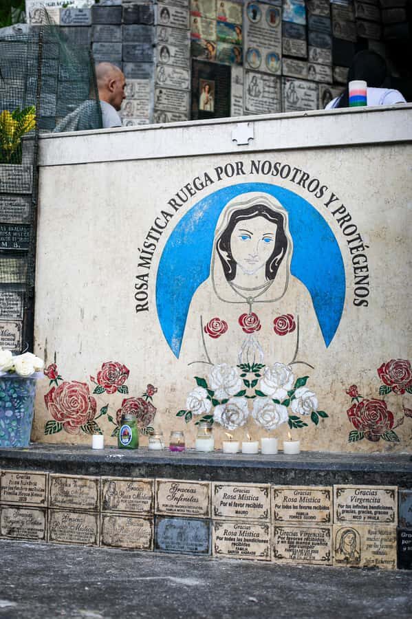 Medellín: Pablo Escobar Tour incl. museum & transportation - Guatapé photo stop: color after the darker sites