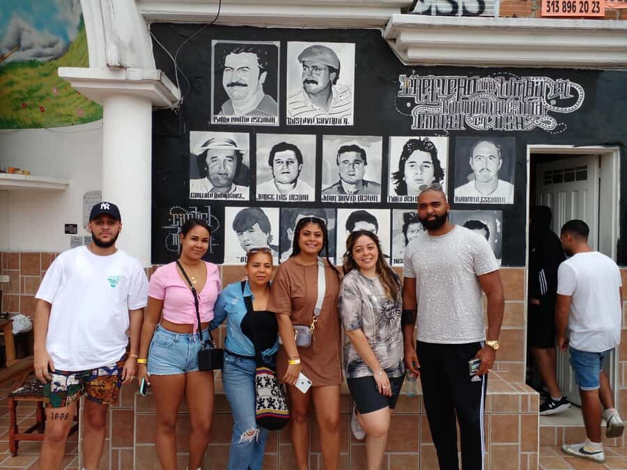 Medellin: Tour Pablo Escobar y Comuna 13 Privado - Key highlights worth your attention