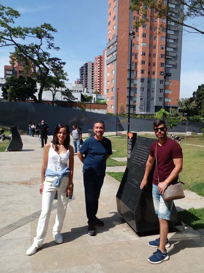 Medellin: Tour Pablo Escobar y Comuna 13 Privado - Montesacro Cemetery: seeing Escobar’s tomb in a guided visit