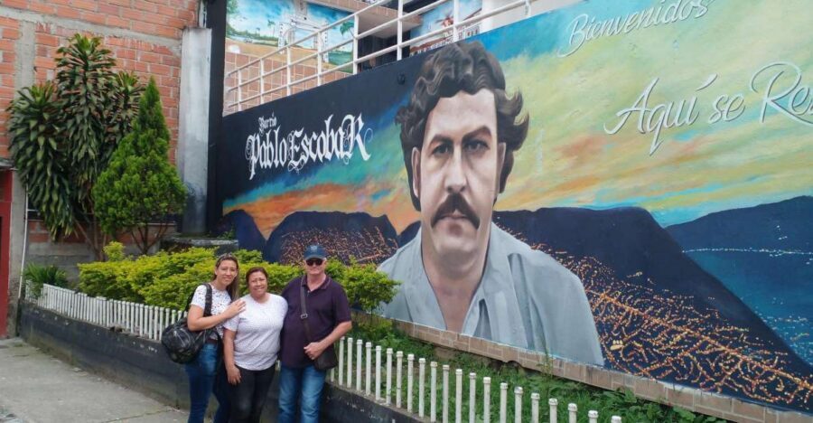 Medellin: Tour Pablo Escobar y Comuna 13 Privado - Comuna 13 graffiti tour: murals with meaning and scenic stops