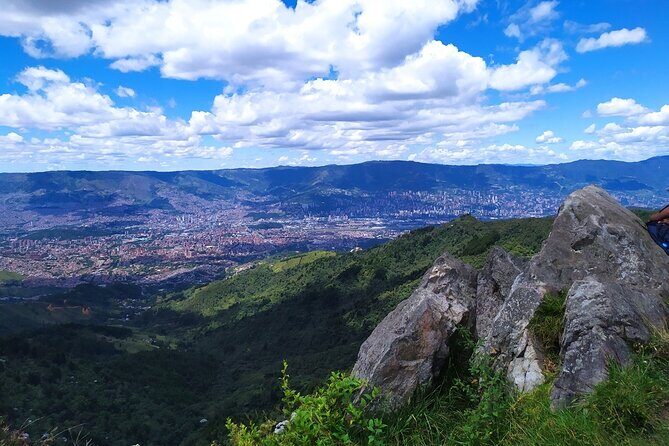 Medellín Viewpoints Hike - Clothing and bug strategy: the small details that prevent a bad ending