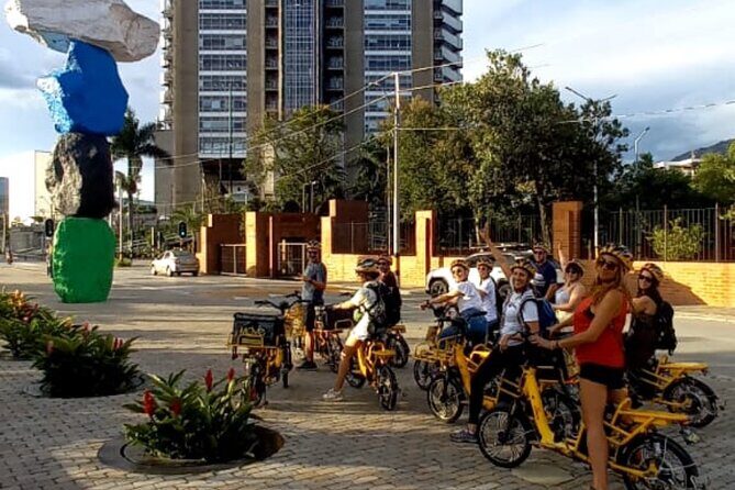 Medellin: VIP Private Historic E-Bike Tour with Lunch - Barefoot Park (Parque de los Pies Descalzos): a real reset