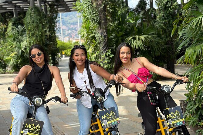 Medellin: VIP Private Historic E-Bike Tour with Lunch - Laureles first: Bulevar de la 70 and two park pauses