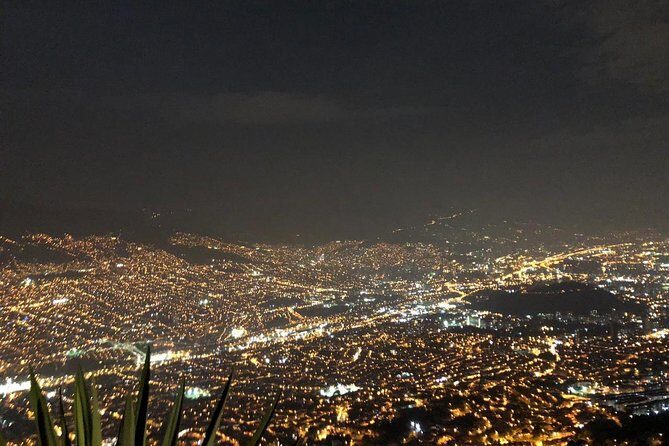 Night Tour to El Picacho Viewpoint and Colombian snacks - Food at the right pace: Empanadas, arepa, and patacón