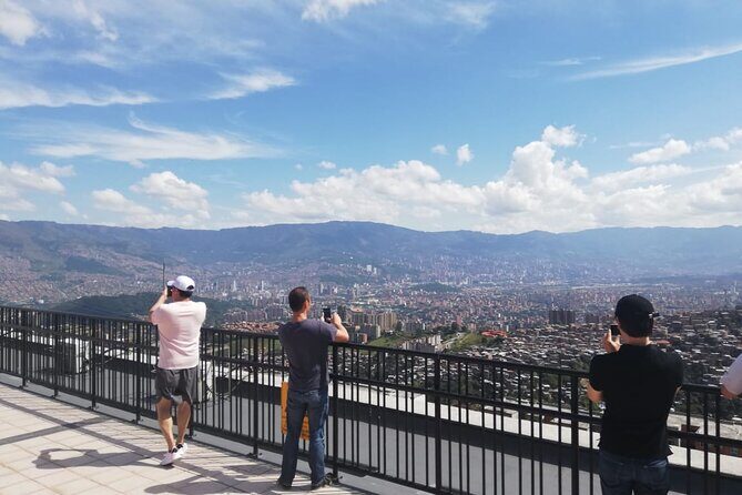 Night Tour to El Picacho Viewpoint and Colombian snacks - La Palma Mirador Gastropub: Your snack-and-sip warm-up with a neighborhood view