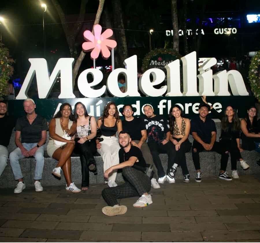 Nightlife Medellin, Rooftops, bars and Clubs - Purple Reign at the top of the night: how it sets the tone