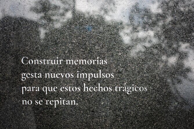Pablo Escobar and Graffitour Commune 13 Resiliencia Paisa - Cementerio Jardines Montesacro: visiting graves with respect