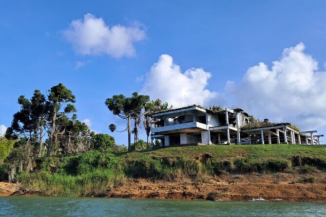 Pablo Escobar Mansion Tour in El Peñol and Guatapé - Price and value: what $300 per person really covers