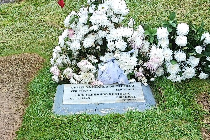 Pablo Escobar Private Tour in Medellin with All Inclusive Guide - Stop 1: Parque Memorial Inflexion and the Victims’ Story