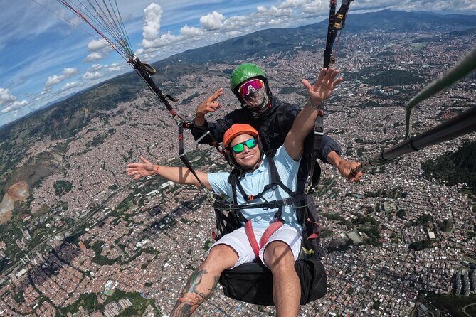 Paragliding in Medellin. - Certified pilots and included insurance: what that means for you