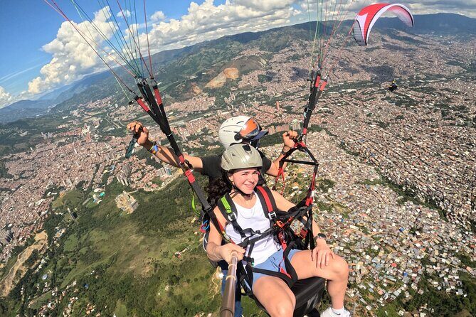 Parapente sobre Medellín desde San Félix - The Takeoff: A Few Steps, Then Medellín Opens Up