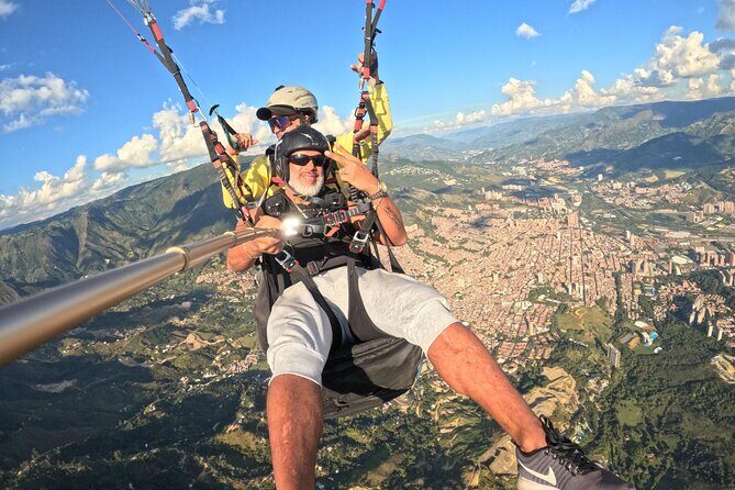 Parapente sobre Medellín desde San Félix - The Pre-Flight Lesson: Sail, Harness, Parachute, Helmet