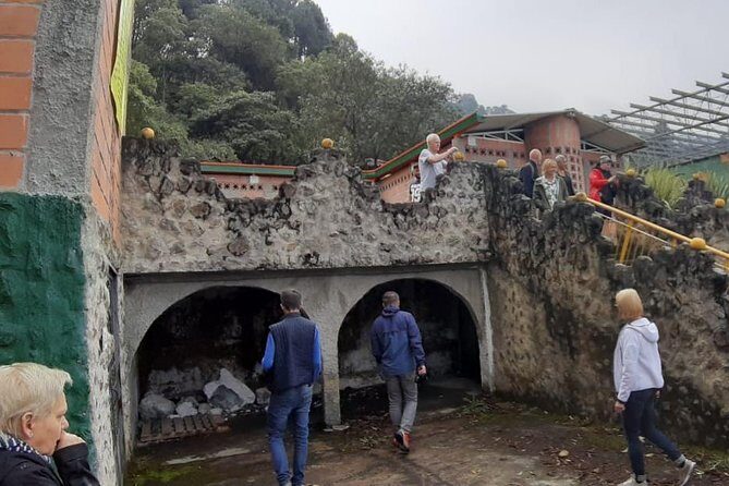 Private Pablo Escobar Tour - Private guide plus hotel pickup: how the day runs