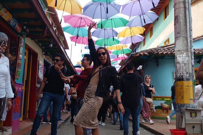 Private Peñol-Guatape Tour: with lunch and boat - Guatapé walking loop: zócalos, memories street, plaza, and boardwalk