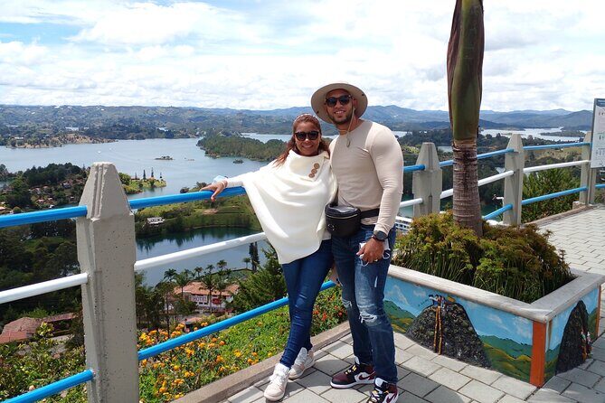 Private Peñol-Guatape Tour: with lunch and boat - Lunch on a long day: keep expectations realistic