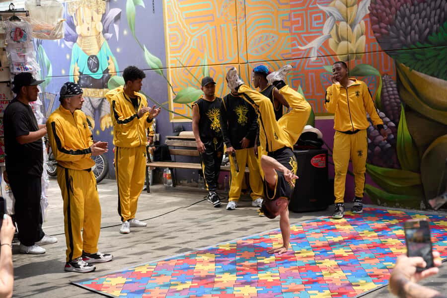 Private Tour Comuna 13 with Cable Car - Street Art and Mural Stories With a Private Guide