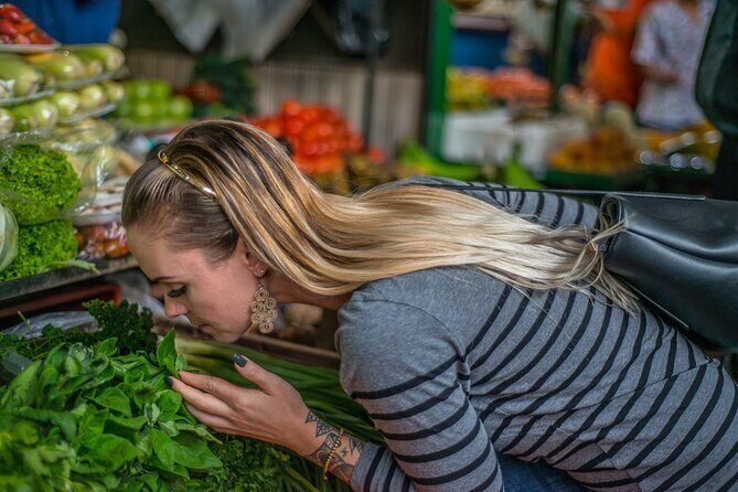 Private tour: Foodie Experience in Downtown Medellín - Stop 2: Plaza Minorista street food samples and open-kitchen lunch