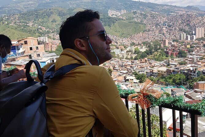 Private Tour in Comuna 13 with cable car (culture, street art and graffiti) - Stop 1 in Comuna 13: panoramic cable views, then murals with stories