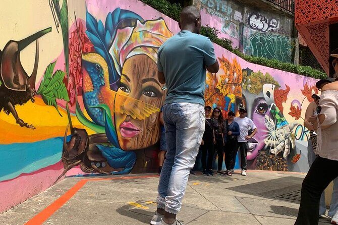 Private Tour in Comuna 13 with cable car (culture, street art and graffiti) - Safety, comfort, and how the tour manages the vibe