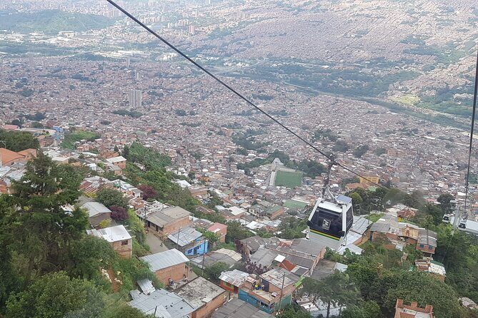 Private Tour in Comuna 13 with cable car (culture, street art and graffiti) - Getting picked up and meeting your bilingual guide