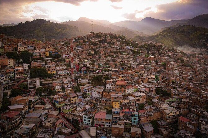 Private Tour to Comuna 13 & Exotic Fruit Market in Medellin! - Comuna 13 graffiti walk: art that records the neighborhood’s past and present