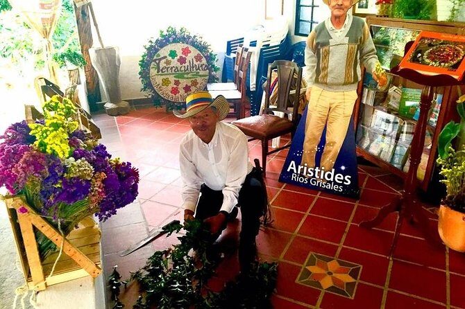 Santa Elena trip: Silleteros and Flower Farm Cultural Tour - Hotel pickup, private group time, and how the clock usually feels