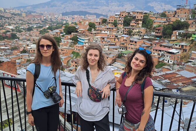Shared Tour Commune 13 and Metro Cable La Aurora de Medellin - Parque Biblioteca San Javier / CEDEZO: a calm finish with learning energy
