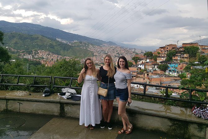 The Best Comuna 13 Graffiti Tour, Plaza Botero and Cable cars - Stop 2: Palacio de la Cultura in the downtown rhythm