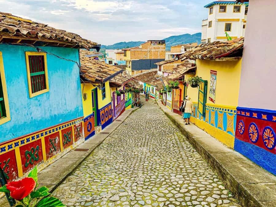 Tour Guatapé - Piedra del Peñol with departure from Medellín - Guatapé town highlights: Central Park, memories street, and the umbrellas