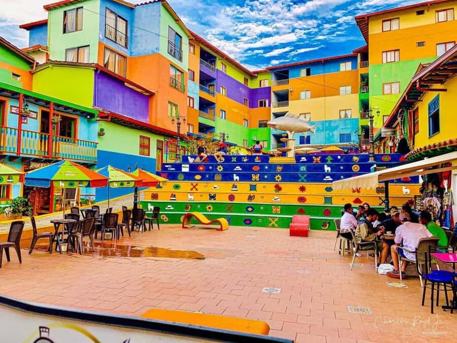 Tour Guatapé - Piedra del Peñol with departure from Medellín - Regional breakfast, then straight onto the road
