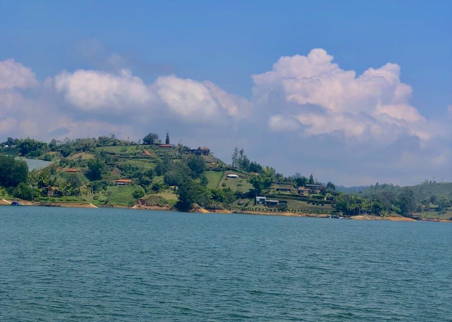 Tour Guatapé - Piedra del Peñol with departure from Medellín - El Peñol replica old town and quick viewpoint energy