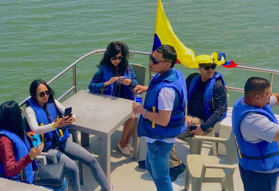 Tour Guatapé - Piedra del Peñol with departure from Medellín - Guatapé Lake cruise: the dam area from the water