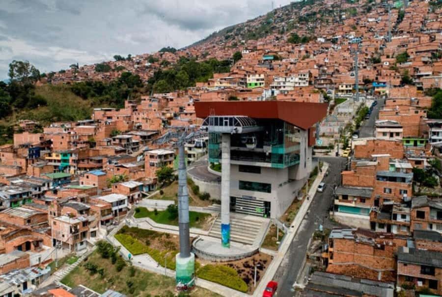 Tour Medellín: Pablo Escobar and Commune 13 - Two Sides of Medellín in One 6 to 8 Hour Route