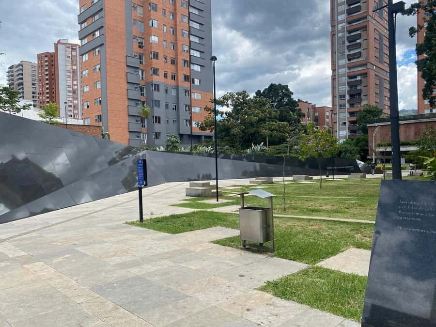 Tour Medellín: Pablo Escobar and Commune 13 - Commune 13 Today: Resilience, Art, and the Local Artisanal Palette