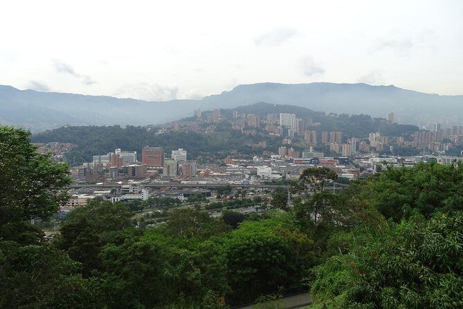Tour privado Ciudad de Medellín combinado con comuna 13 y graffiti. - Comuna 13 Graffiti: Art With Real Context