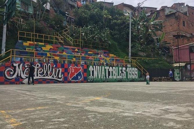 Tour privado Comuna 13 graffiti combinado con Pablo Escobar . - Comuna 13 meets Escobar: what you’ll take away
