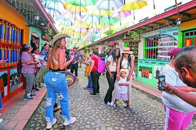 Tour to Guatapé From Medellin by Private Transportation - Climbing Piedra del Peñol: the 702 steps and the views that matter