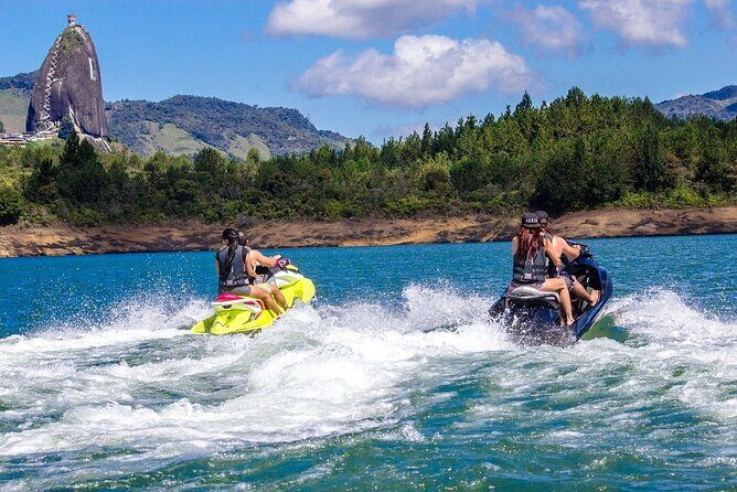 Tour to Guatapé From Medellin by Private Transportation - Spending hours in Guatapé for boats, breaks, and real town time