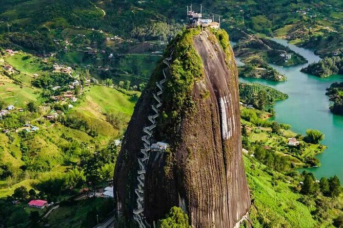 Tour to Guatapé From Medellin by Private Transportation - Replica del Viejo Peñol: a quick lesson before you climb